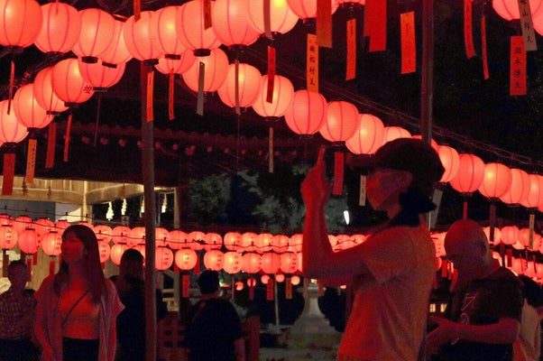 祈りの万灯 厳か夏の夜